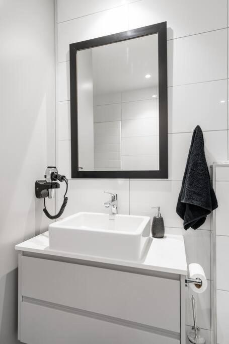 Smart Modern Living In Iconic Building In A Prime Location Apartment *