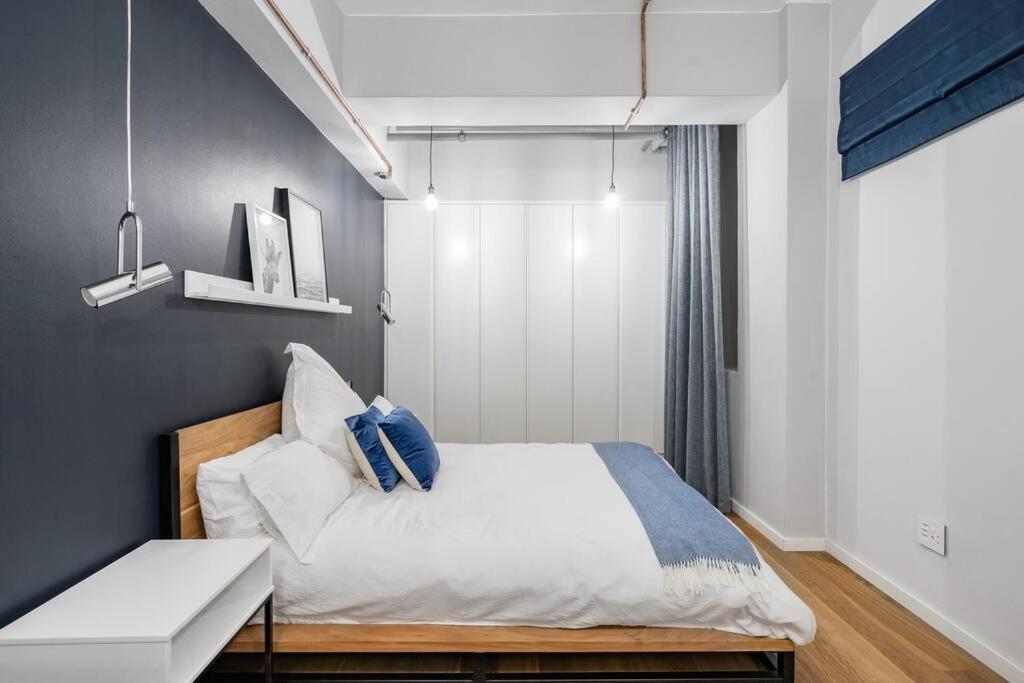Smart Modern Living In Iconic Building In A Prime Location Apartment *