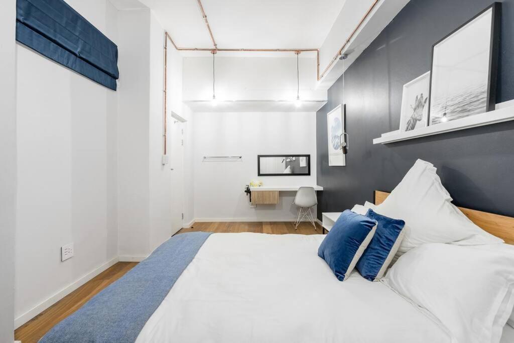 Smart Modern Living In Iconic Building In A Prime Location Apartment *