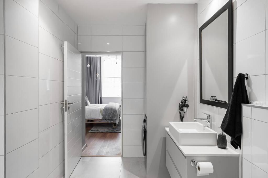 Smart Modern Living In Iconic Building In A Prime Location Apartment